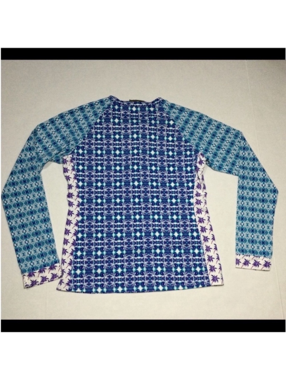 Tommy Bahama RashGuard
Small - Picture 3 of 8